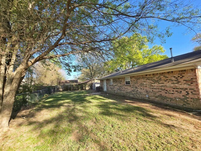 Building Photo - 140 Alaska St