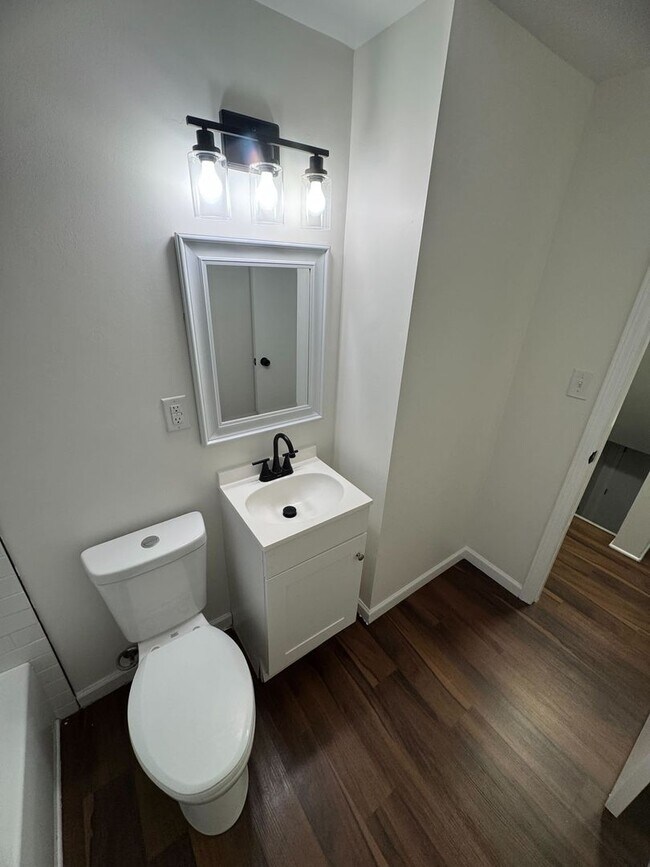 Building Photo - 1292 E 25th Ave