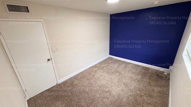 Building Photo - 2 bedroom 1 bathroom house located off the main street Oildale Dr.