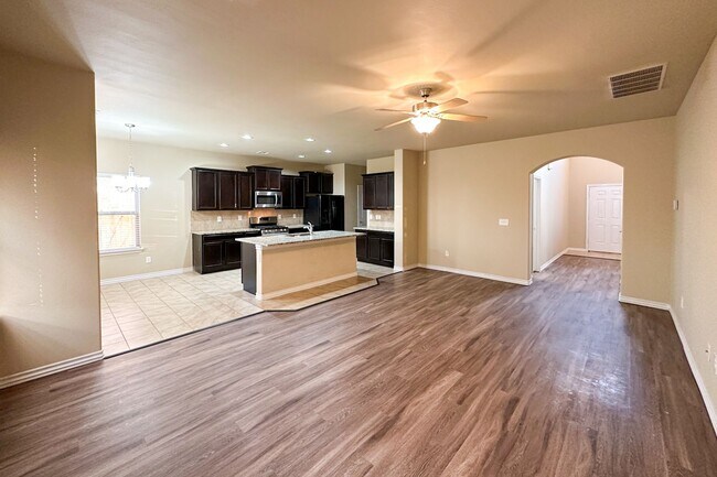 Building Photo - Stunning 5BD, 2 1/2 BTH Home Seconds away from John Kilpatrick Turnpike in YUKON!