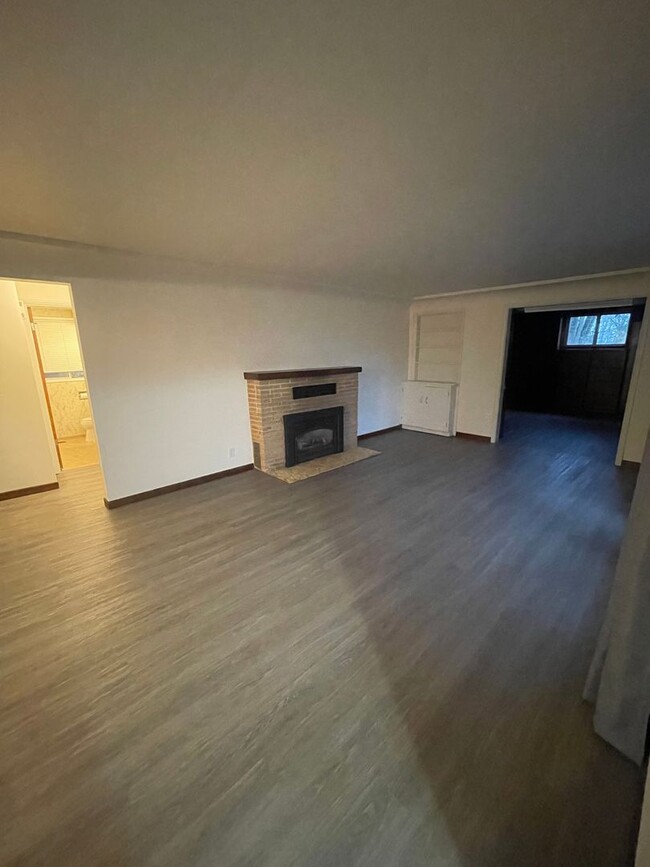 Building Photo - Large Home with Spacious Pet Friendly Back...