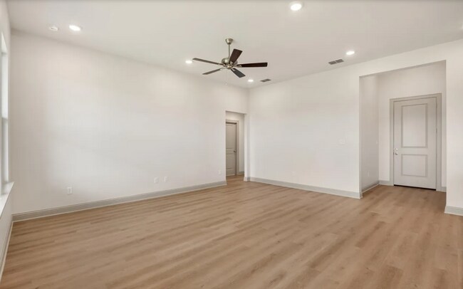 Building Photo - 382 Mary Cir