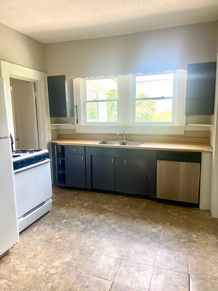 Building Photo - 420 10th Ave S