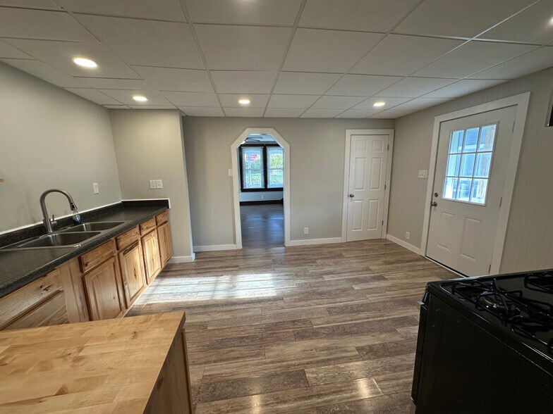 Building Photo - 904 7th Ave