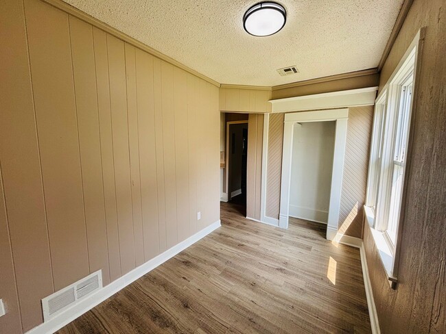 Building Photo - 404 N Georgie Ave