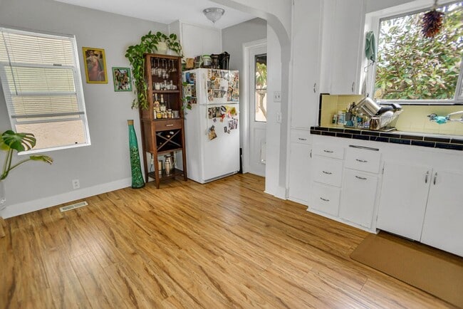 Building Photo - Adorable cottage in Ocean Beach!