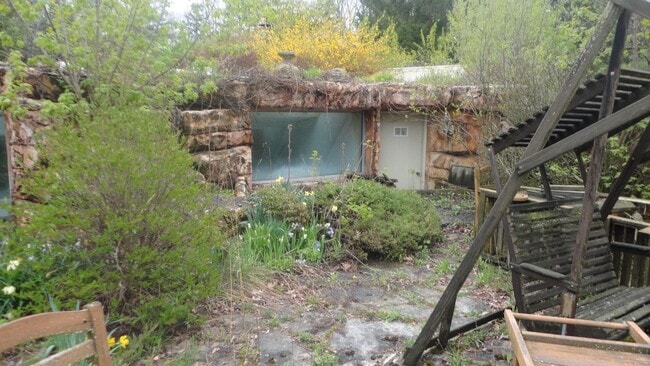 Building Photo - Large Underground House with indoor pool n...