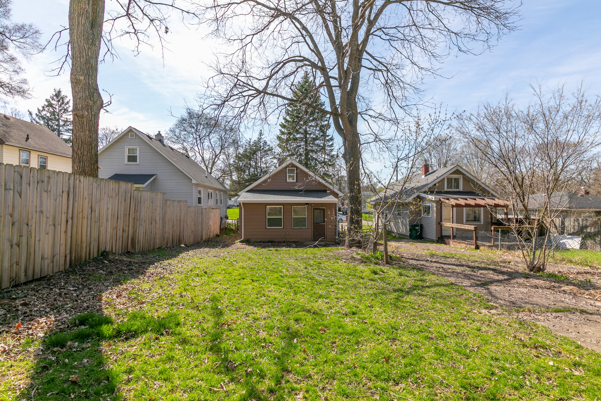 Building Photo - 1506 Robertson Ave