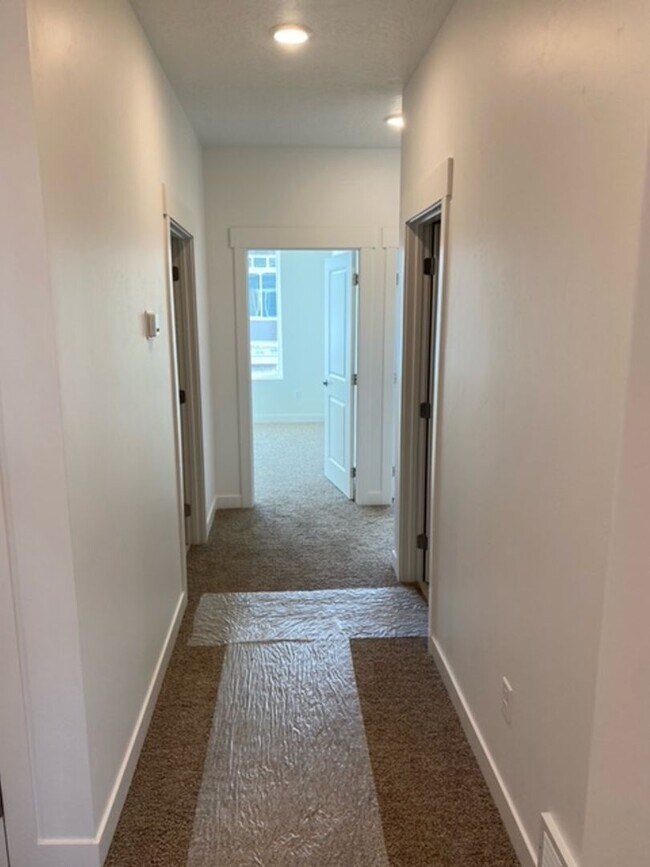Building Photo - Spacious Town Home
