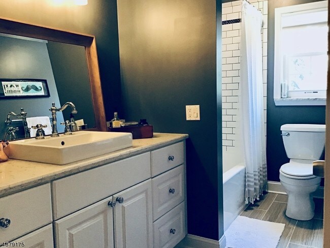 Building Photo - 132 Claremont Rd