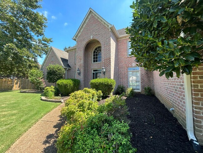 Building Photo - Beautiful Collierville home tucked away in...