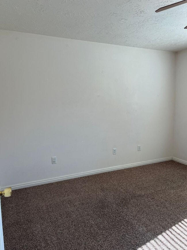 Building Photo - 2 bed 1.5 bath unit in the Meadows
