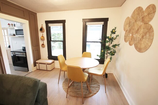 Building Photo - 102 W Emma St