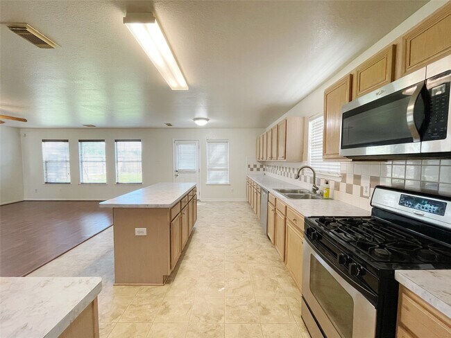 Building Photo - 15723 Crooked Arrow Dr