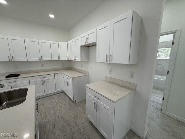 Building Photo - 1047 Hobart St