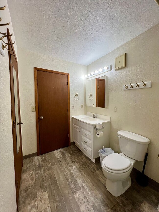 Building Photo - Dunbar Ave 529-