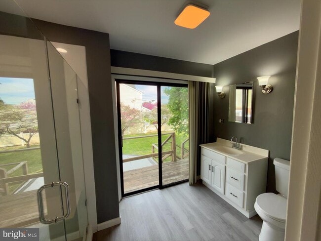 Building Photo - 422 W 6th Ave