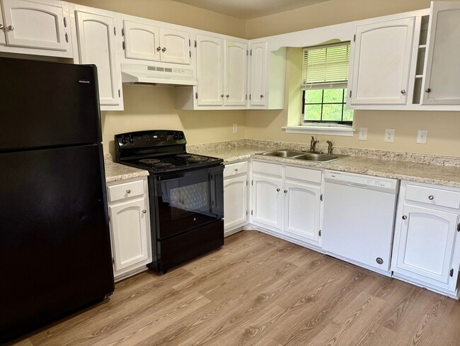 Building Photo - Two bedroom, 1.5 bath apartment home at Ha...