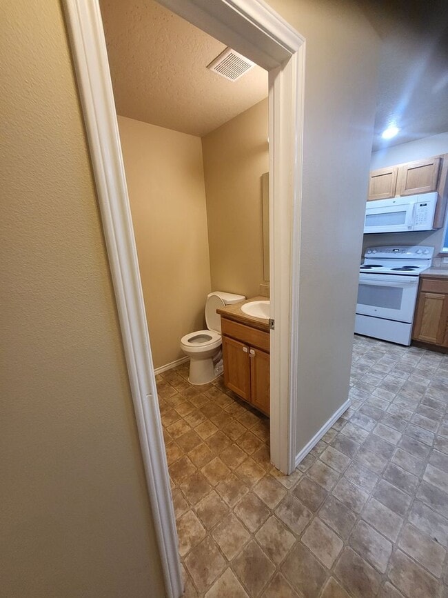 Building Photo - Cute Townhouse