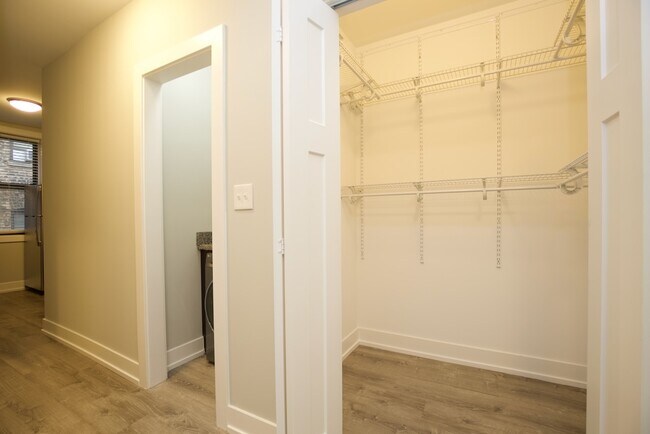 Building Photo - 716 W Brompton