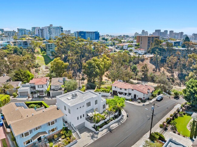 Building Photo - 2700 Barnson Pl