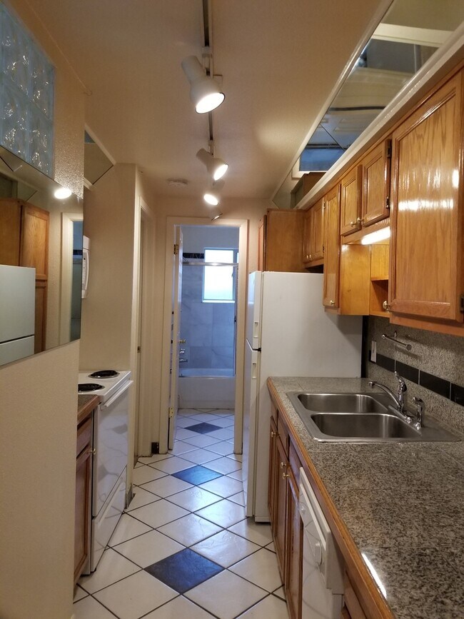 Building Photo - RENT SPECIAL & LEASE OPTIONS! Cat-friendly...