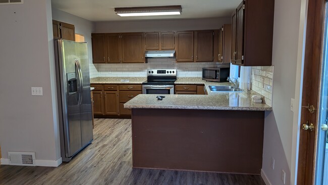 plenty of counter and cabinet space - 5863 Woodland Dr