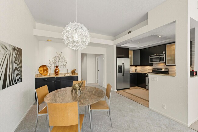 Building Photo - 2601 S Broadmoor Dr