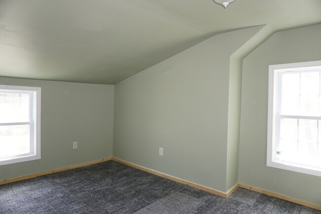 Building Photo - 727 Hill Rd