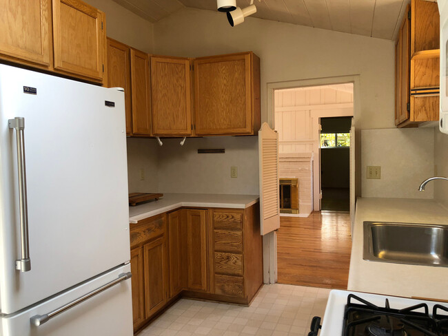 Building Photo - Adorable Two Bedroom in Pacific Grove!