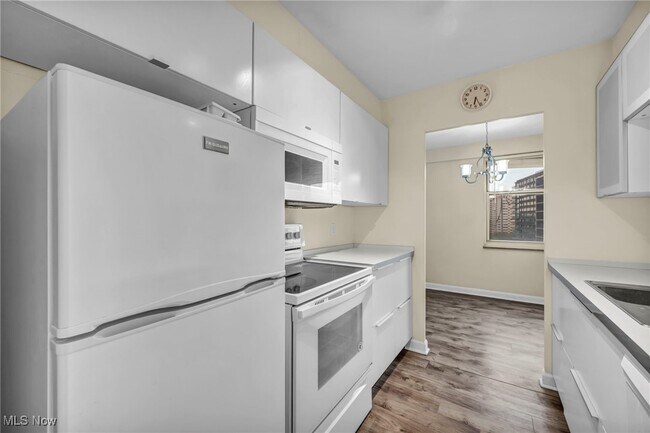 Building Photo - 11850 Edgewater Dr