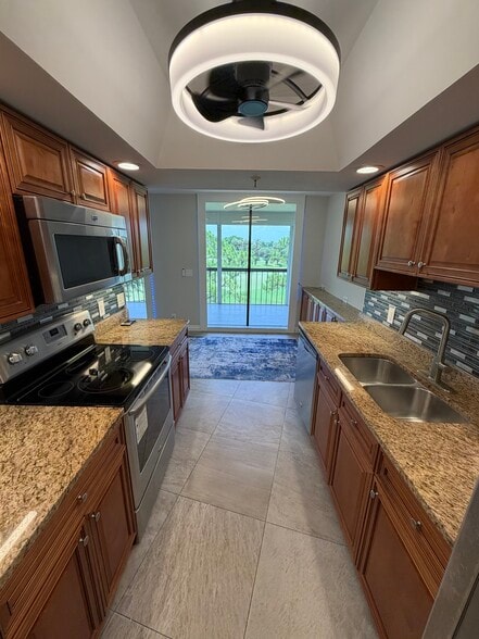 Building Photo - 5279 Fountains Dr S