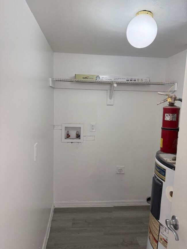 Building Photo - Large One bedroom Condo