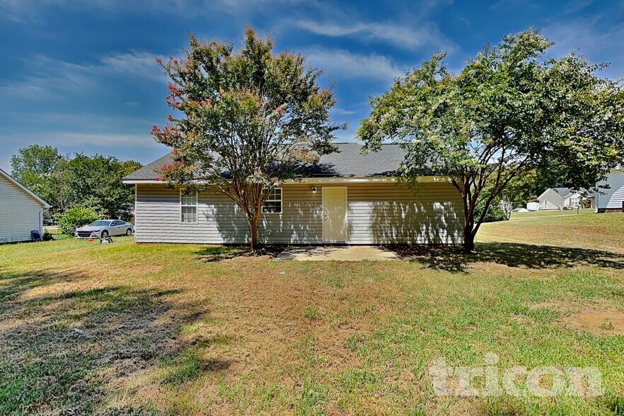 Building Photo - 7112 Windsong Way