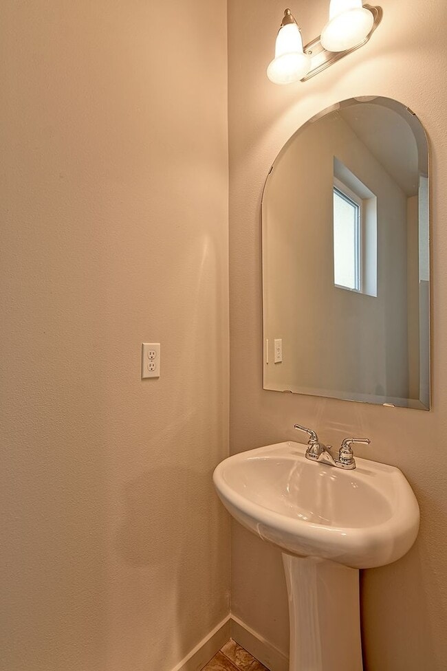 Building Photo - Available NOW! 4-Bedroom End-Unit Townhome Near Silver Lake