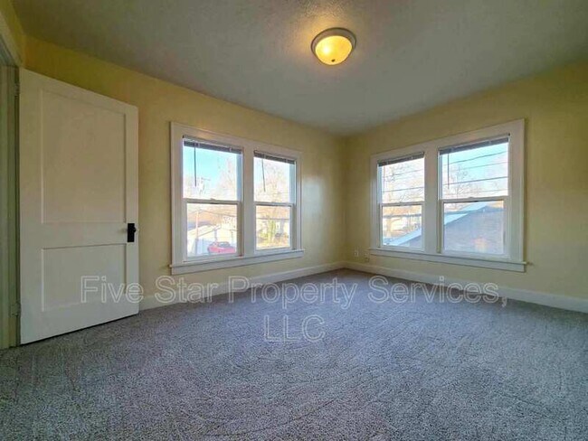 Building Photo - 514 E Oak St