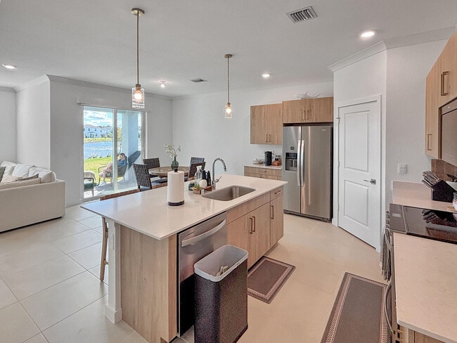 Building Photo - 5989 SE Sky Blue Cir