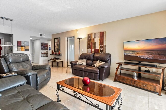 Building Photo - 2200 Diana Dr