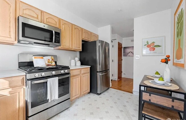 Building Photo - 1-bedroom, 1-bathroom apartment just moments from the breathtaking shores of Ocean Beach.