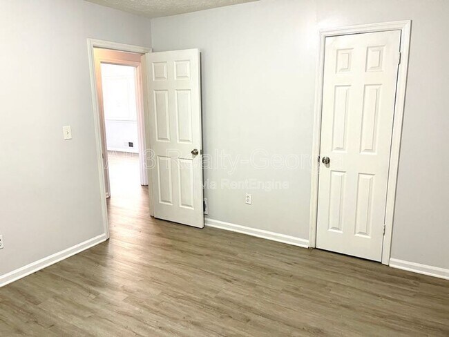 Building Photo - 86 Church St