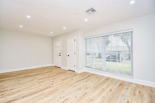 Building Photo - 5642 Cartagena St