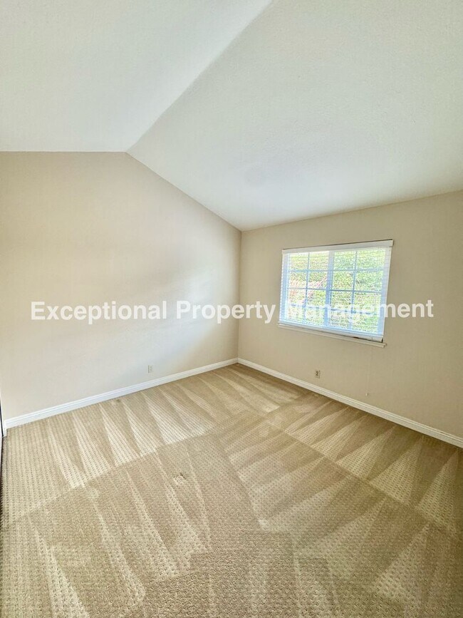 Building Photo - Move in ready 4 bed 3 bath home with 1 bed...