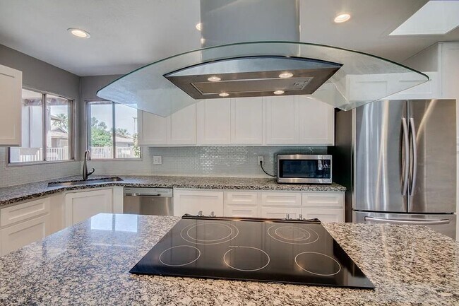 Building Photo - 6 Bedroom ASU house with pool and large yard