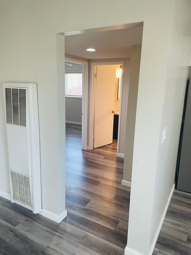 Building Photo - Renovated 2bed/1bath Duplex