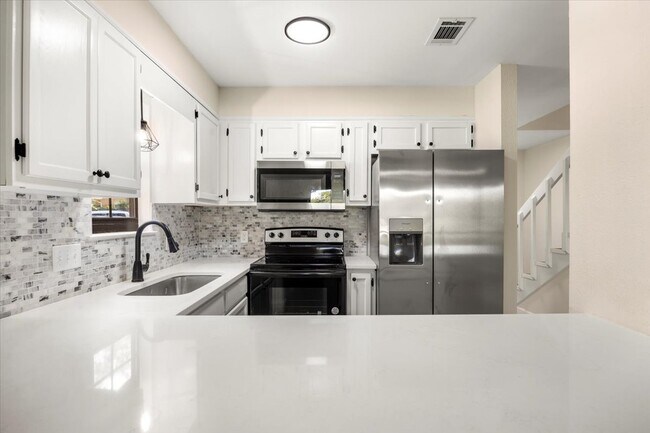 Building Photo - Flexible Lease Options! 2BR/2BA Townhome w...