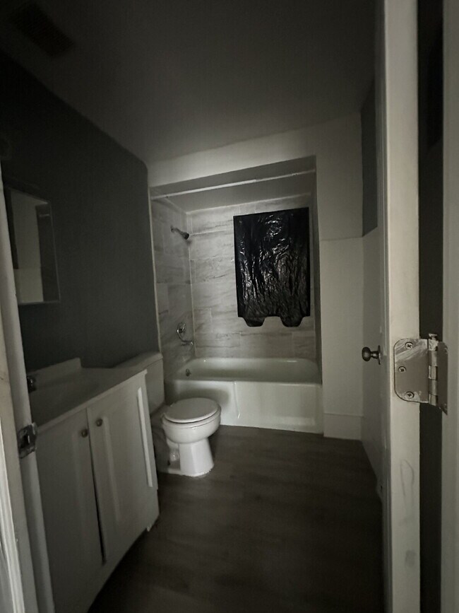 Building Photo - Newly Renovated 2BR/1BA First Floor Apartment in Nearby Larchmere Neighborhood