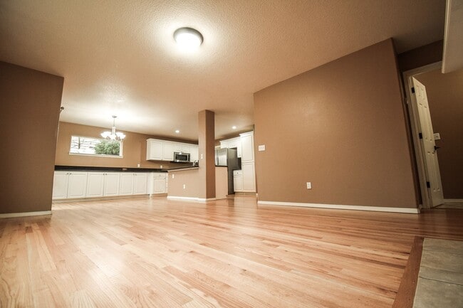 Building Photo - Move In Special!  $1000 Off!  Beautiful Spacious Home!