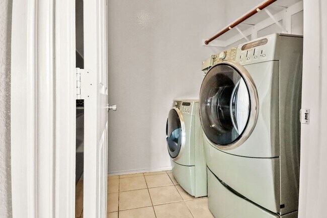 Building Photo - 1075 Wood Stream Dr