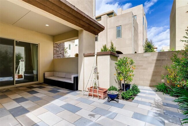 Building Photo - Stunning Tri Level Home in Great Park Community