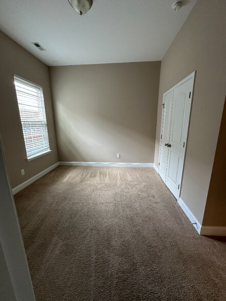 Building Photo - 109 Grayfox Dr